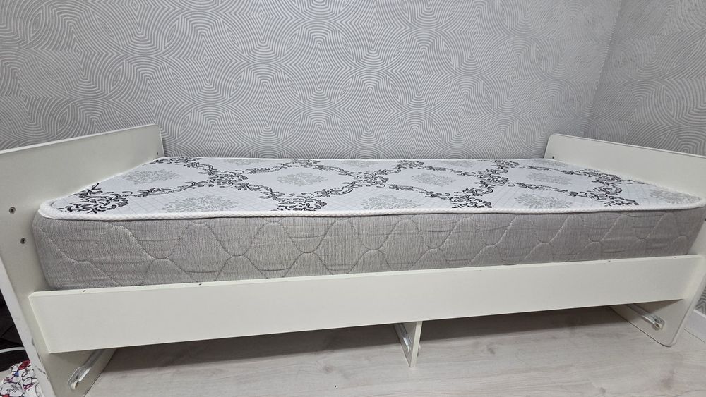 Продам детскую кровать с матрасом