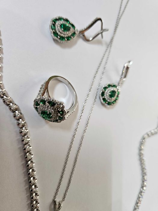 Vand set bijuteri Aur Diamante 18k 62 grame.