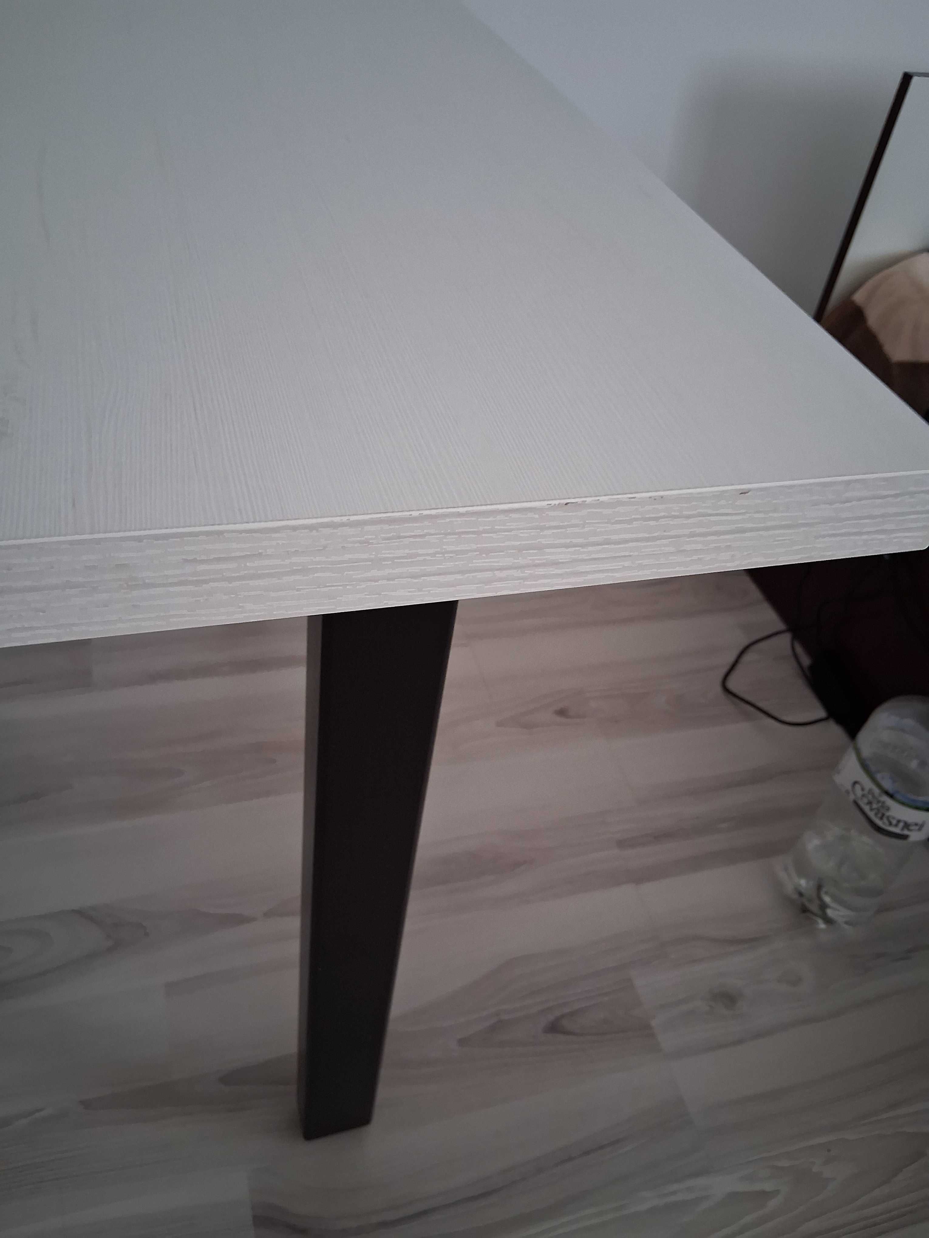 Masă alba extensibila la 2 metri,neextinsa are 1.60metri.