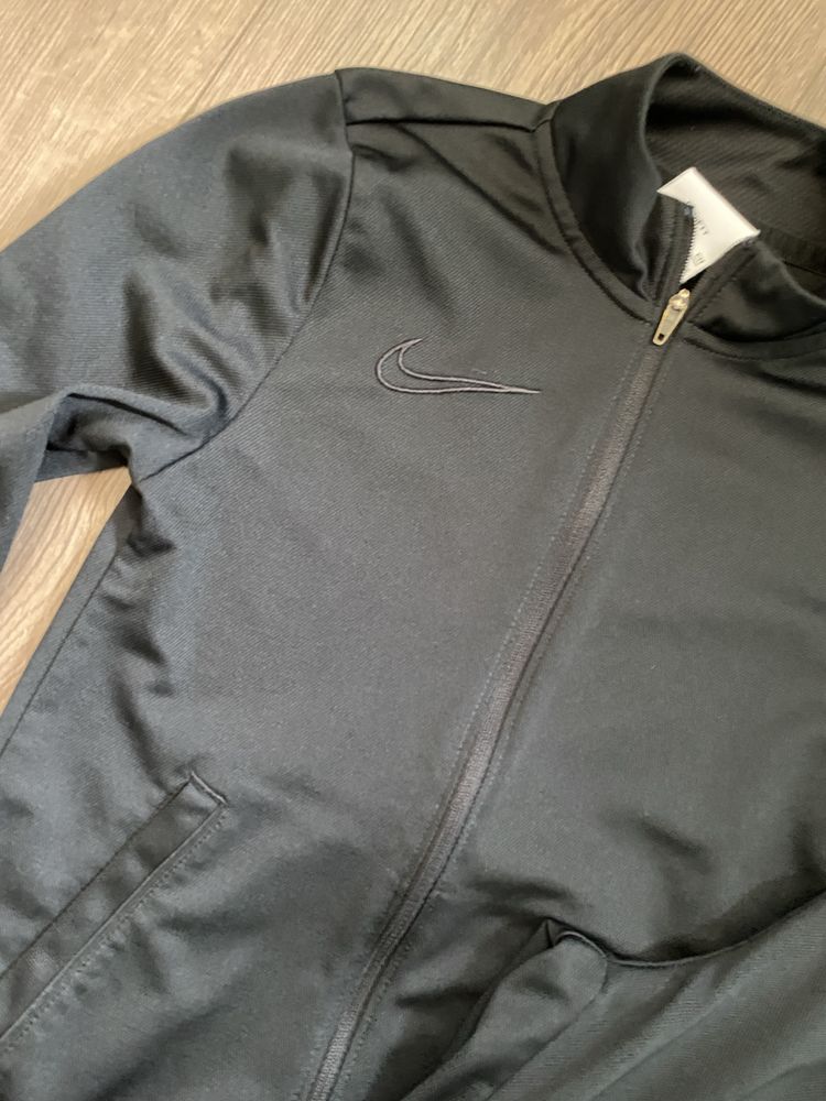 Екип на nike -като нов , носен е няколко пъти