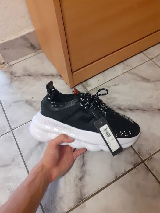 Versace chain reaction Black and White