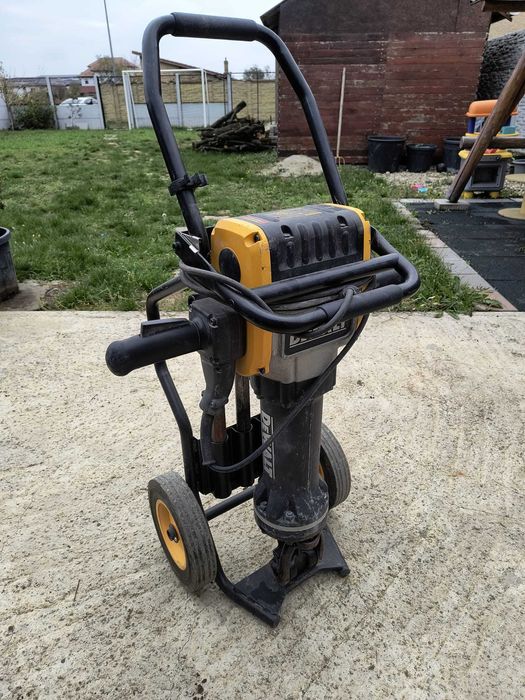 Inchiriez Placa Compactoare . Picamer