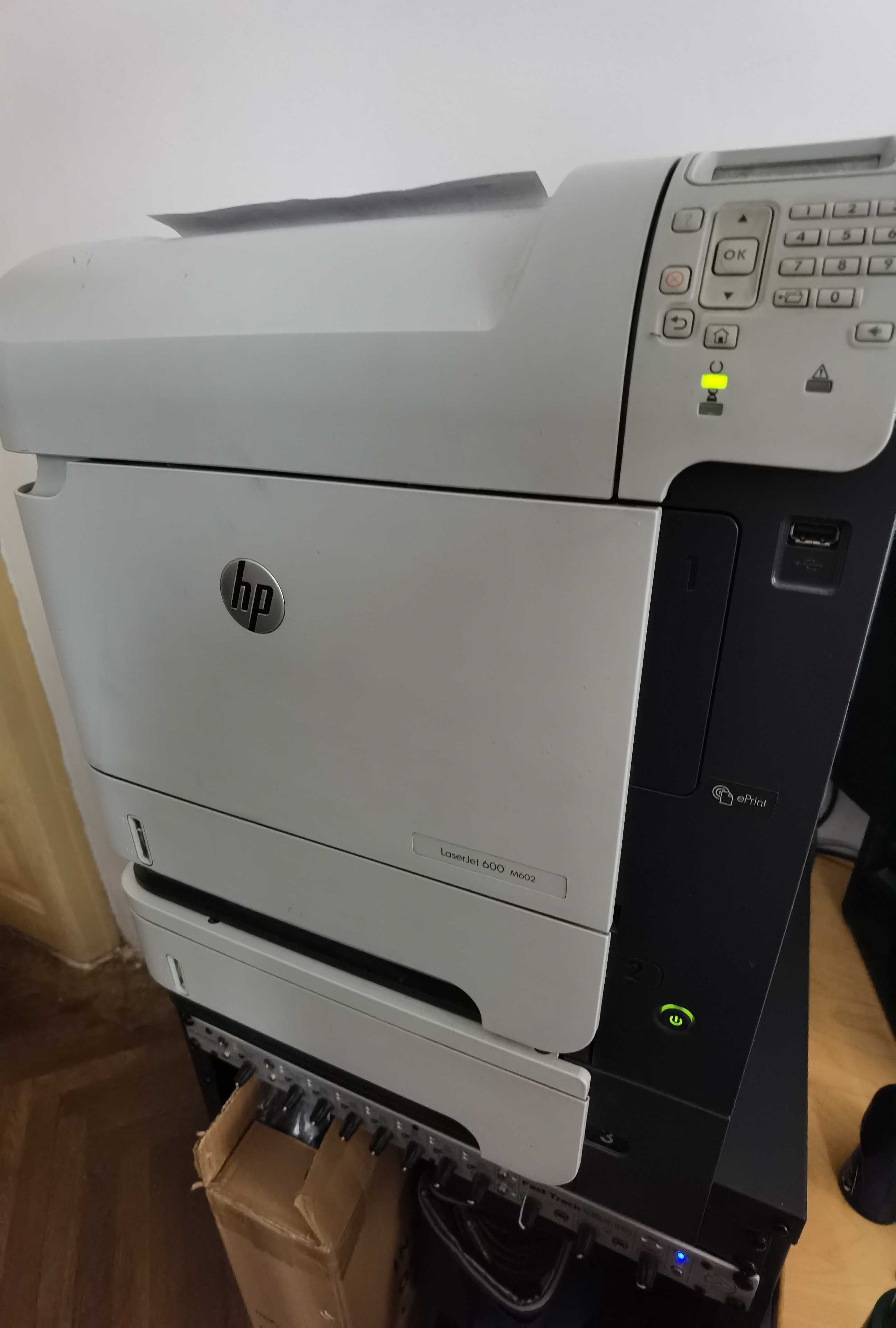 imprimanta HP LaserJet 600 M602 cu 2 tavi
