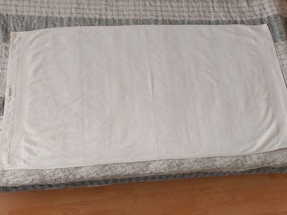 Продавам бели кърпи размер 70/140