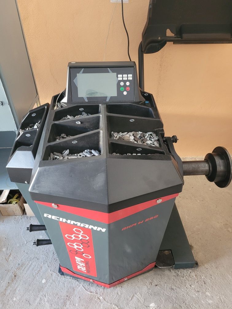 Aparat masina echilibrat roti RHM W260
 Elevatoare Auto
 Echipamente