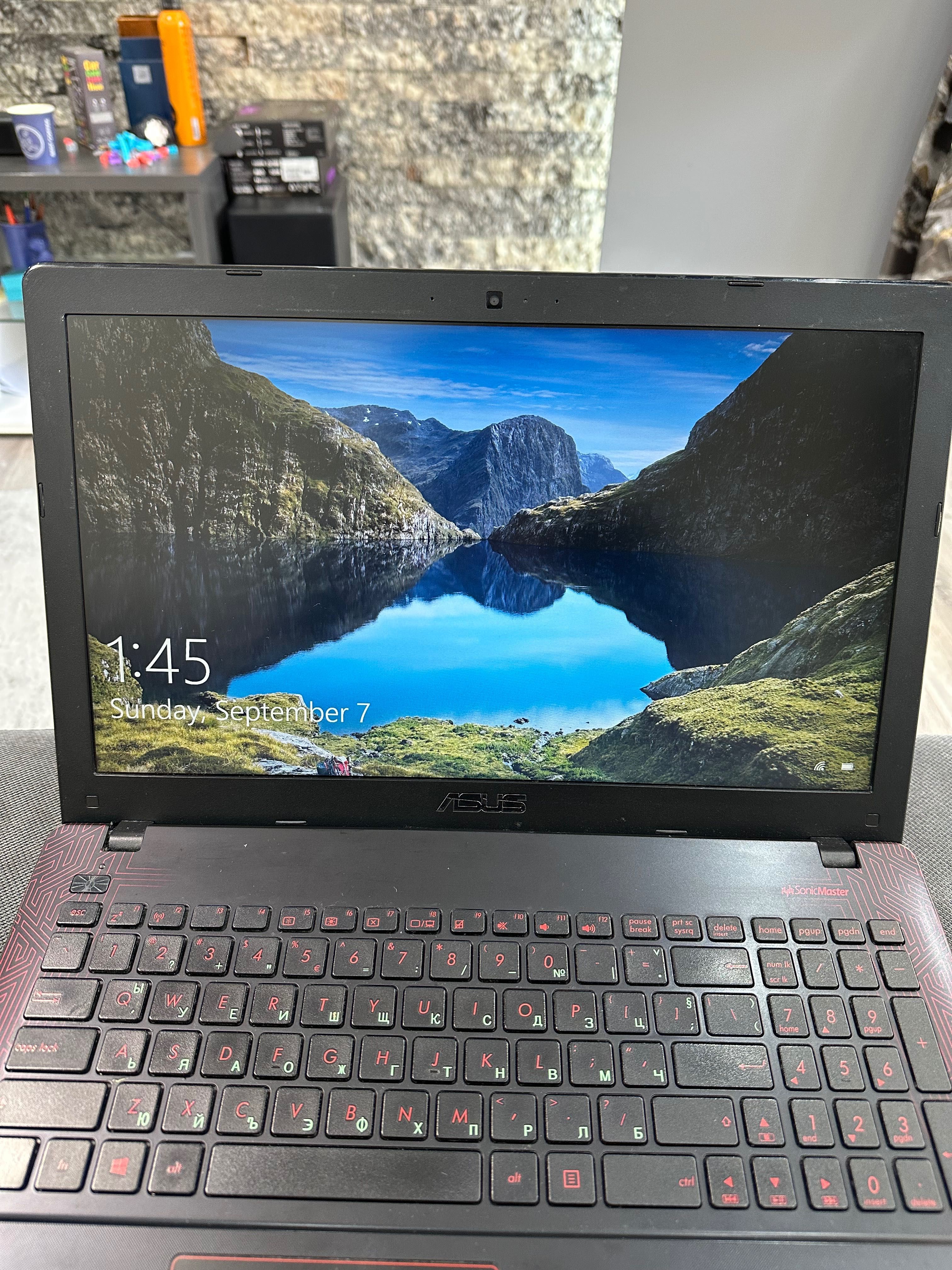8 ядрен лаптоп Asus подходящ за игри