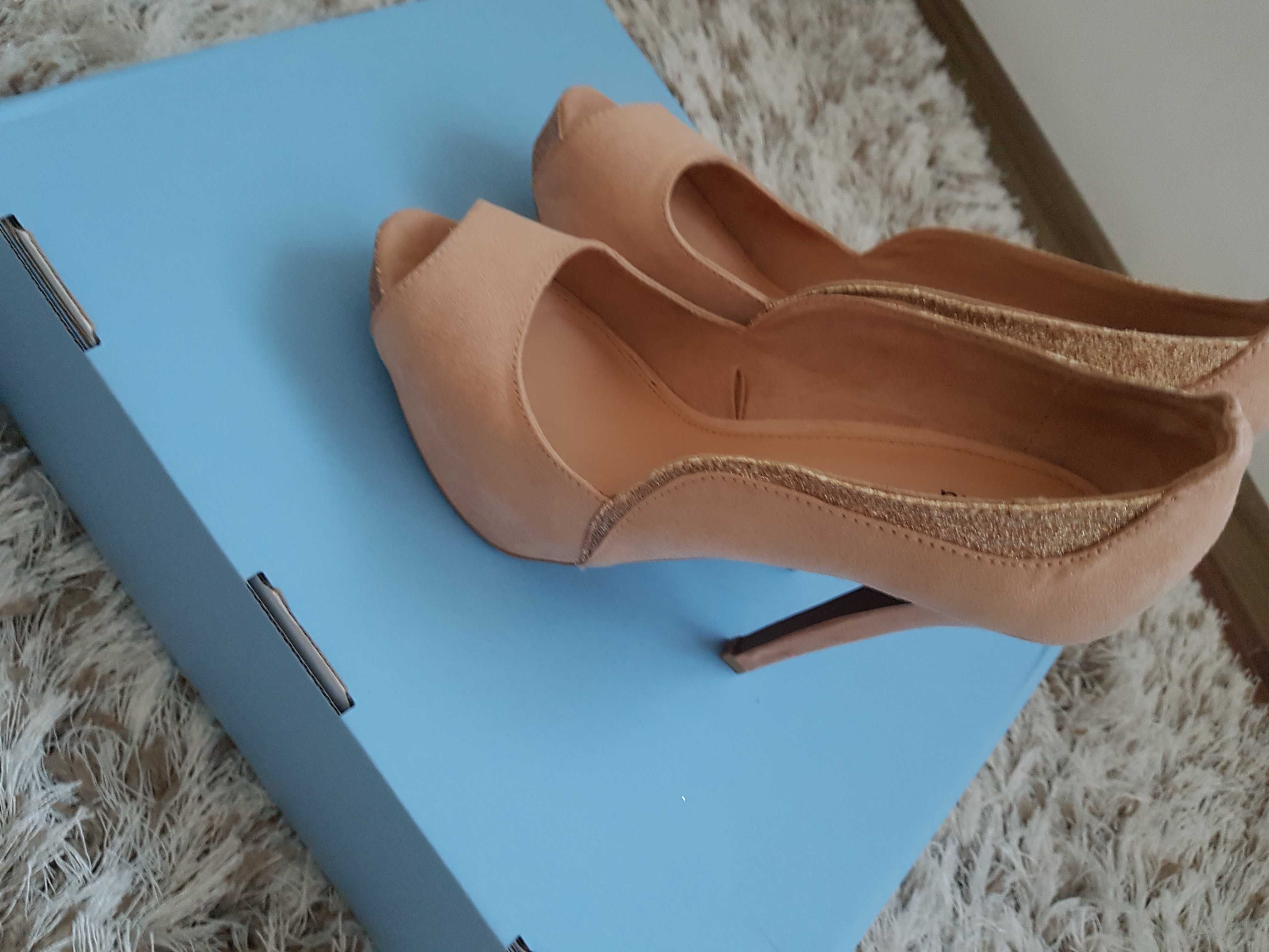 Pantofi decupati in față  bej / rose