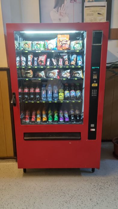 Vând 5 tonomate / vending machine de snacksuri și răcoritoare