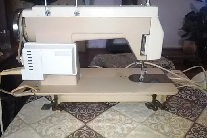 Профисионална шевна машина