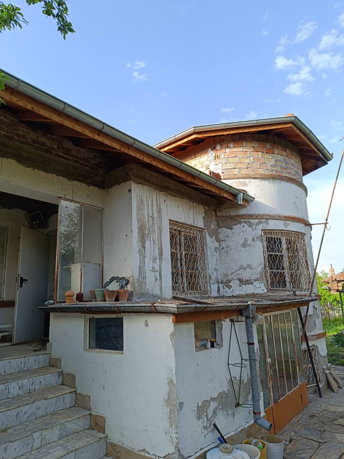 Продавам къща с двор