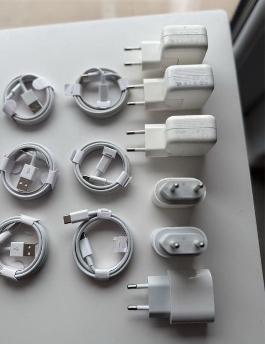 • Incarcator • Cablu USB • Iphone