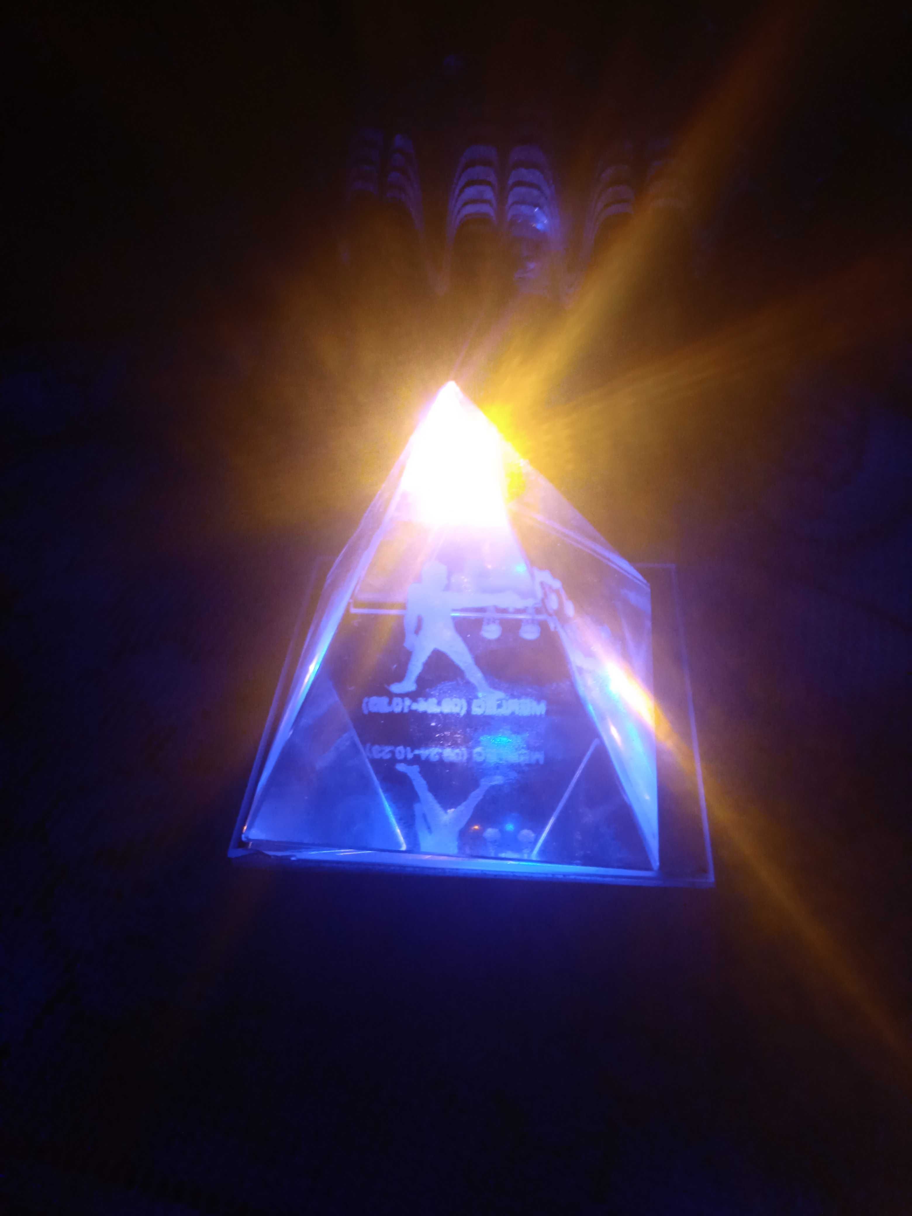 Много ефектна светеща пирамидка