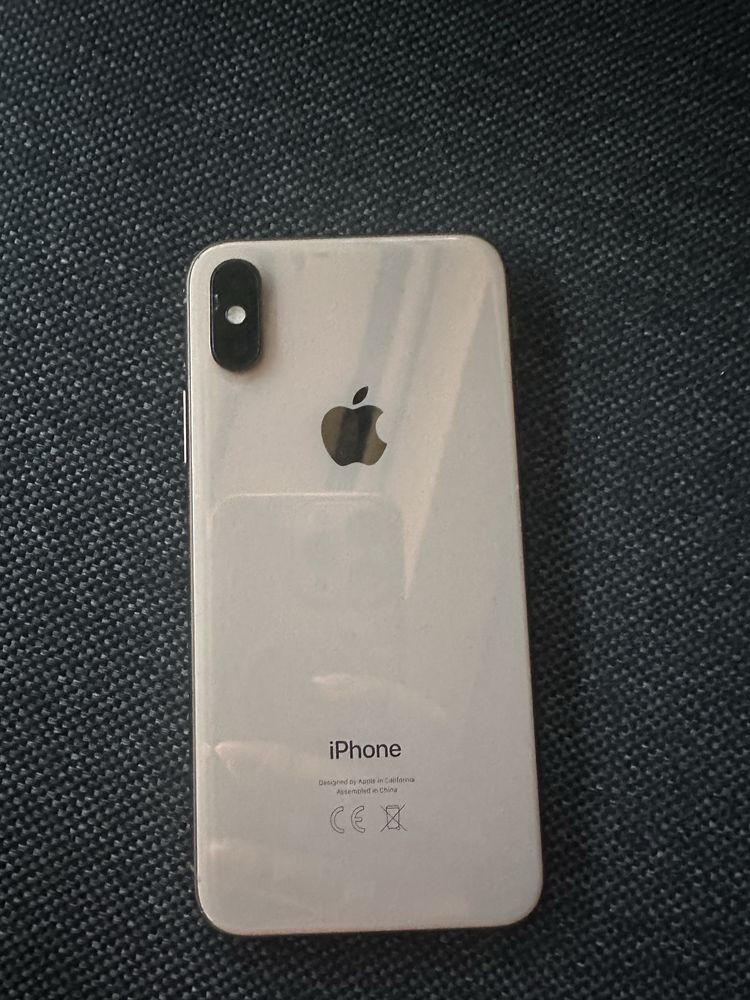 Продавам айфон модел XS златен на цвят