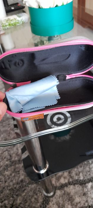 Vând ochelari de soare