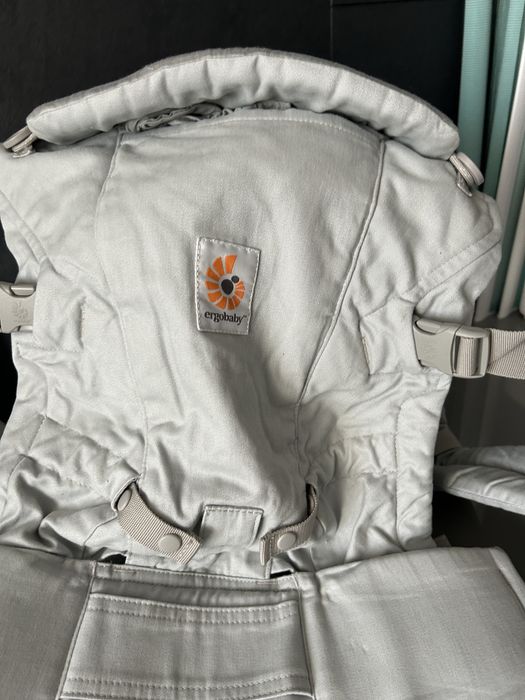 Ergobaby adapt бебеносене + подарък смукалки