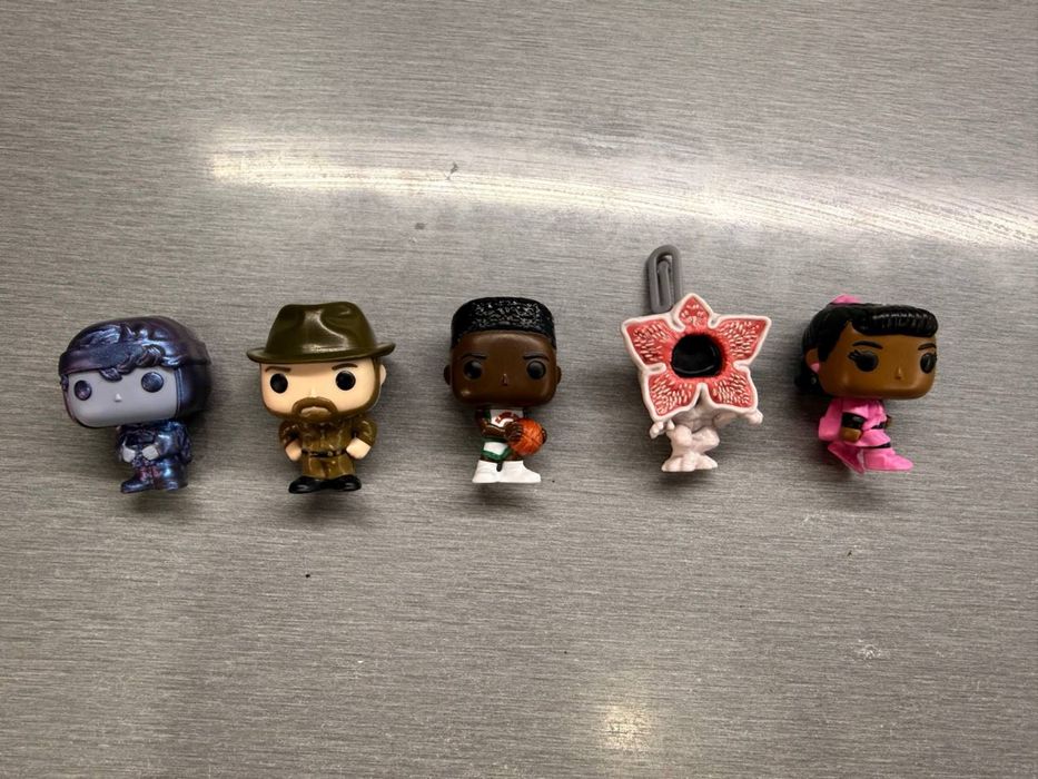 Фигурки киндер джой kinder joy stranger things очень странные дела