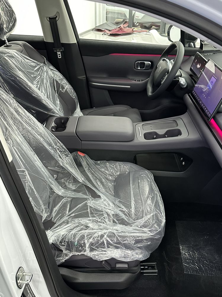 Leapmotor c10 elektro nalichida qora salon