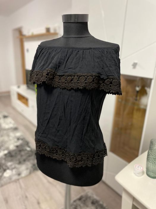 Tricou negru cu umerii goi