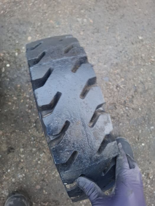 Vand 1 anvelopa stivuitor 5.00 R 8 buna fara defecte