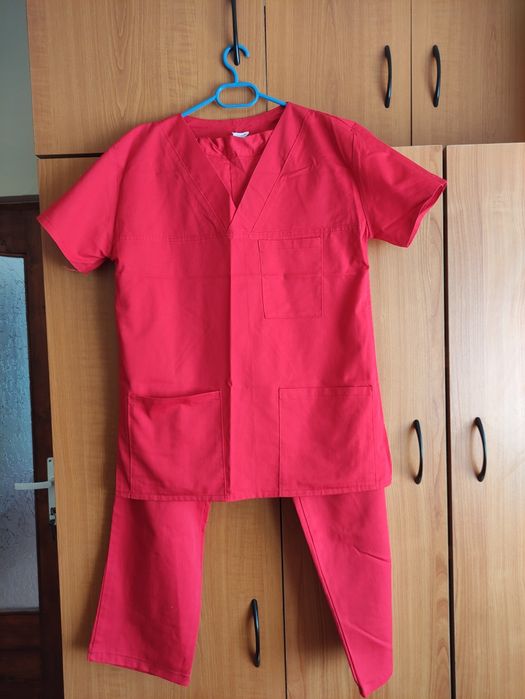 Vând costume medicale  damă