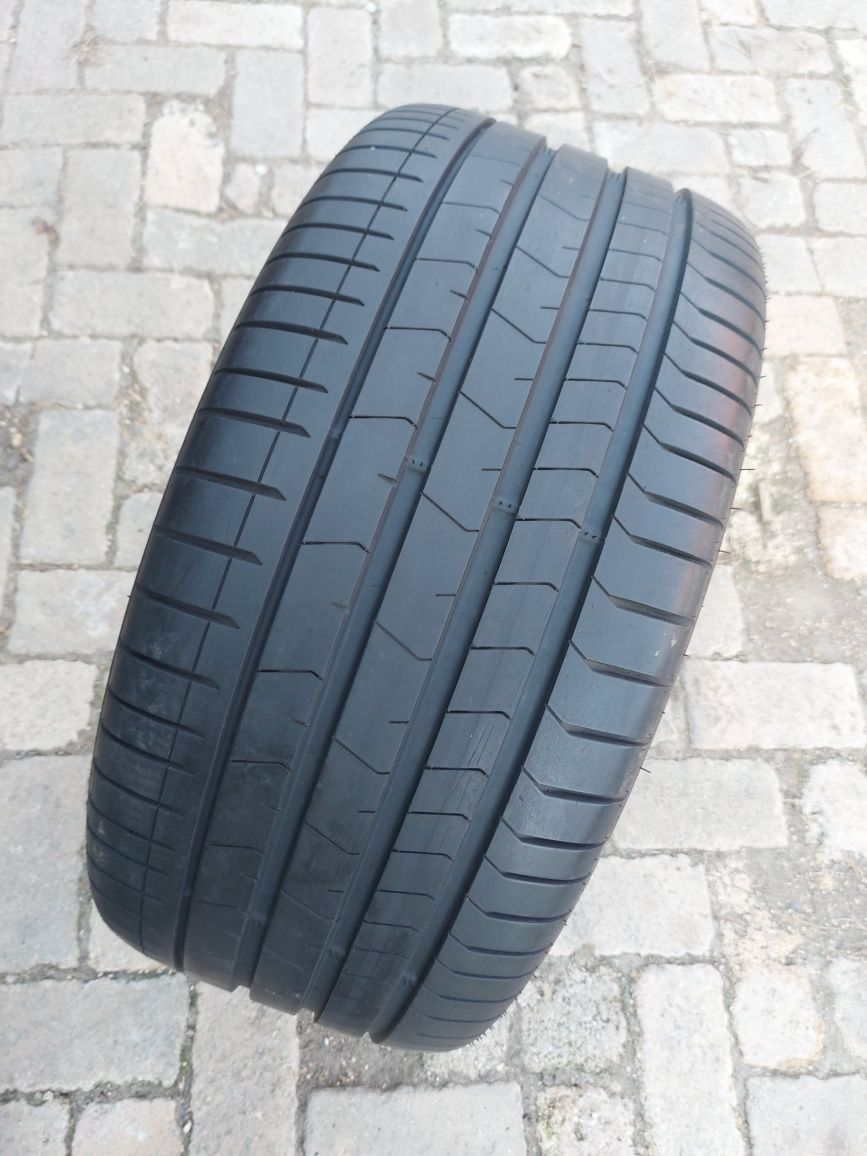 O bucată 325/315/285 35/30 ZR22 vară - una Pirelli P Zero