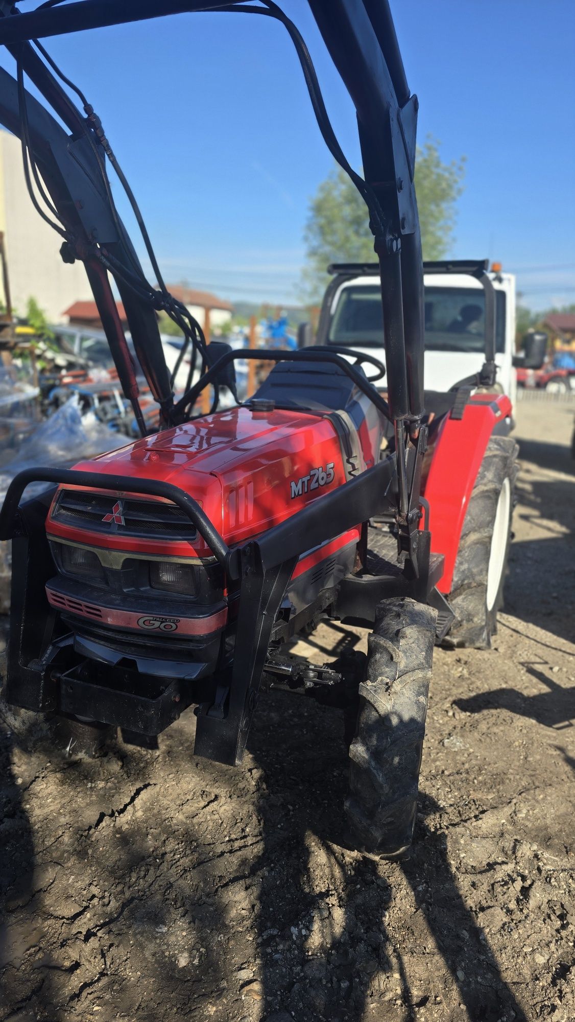 Tractor japonez cu incarcator frontal cupa și freza
