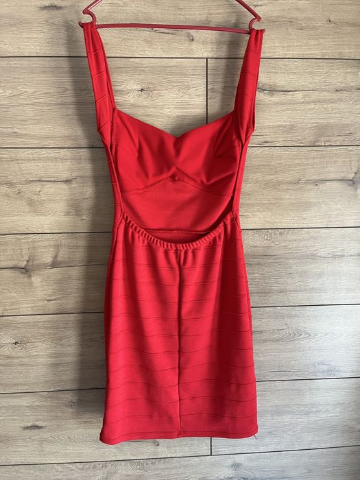 Червена рокля с гол гръб