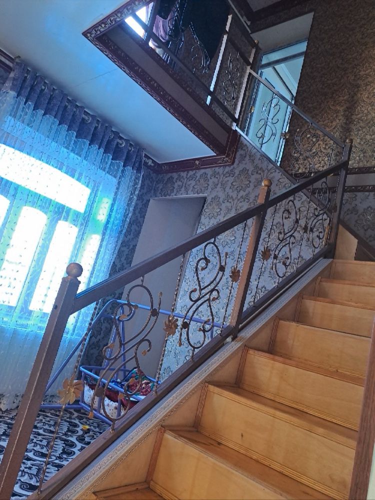 Hovli uy sotiladi 2 etaj 6 sotix