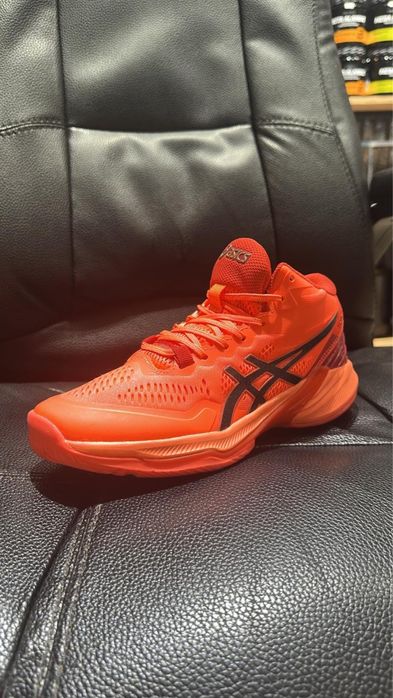 Продам кроссовки новые с магазина .