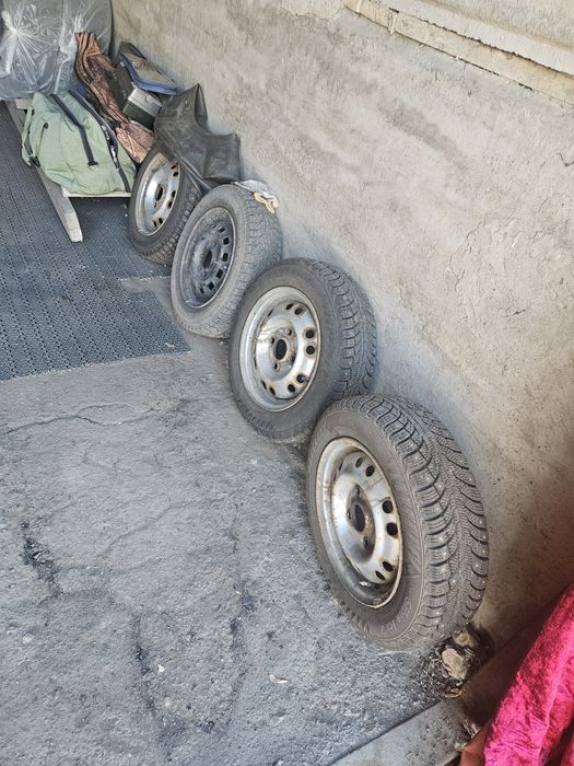 Продам шипованные шины на 13