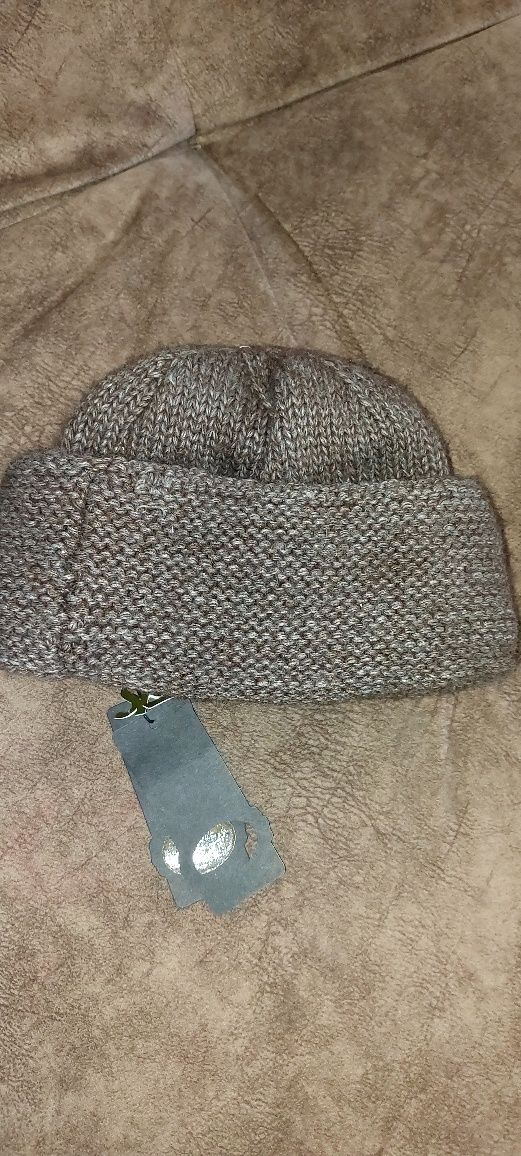 Продам женскую зимнюю шапку новую