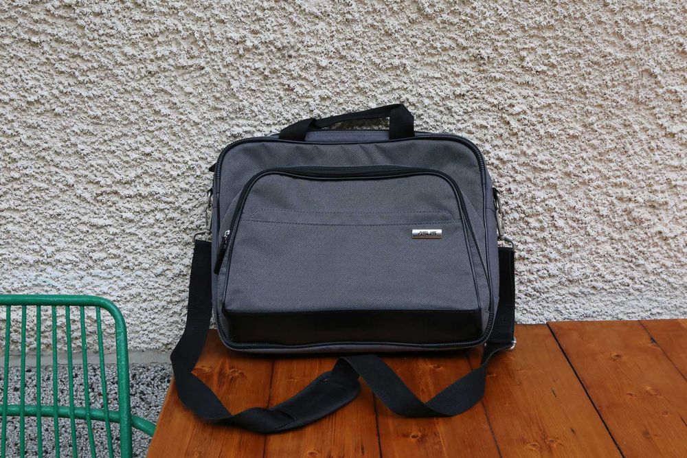 Чанта  за лаптоп има вътре прегради и дълга дръжка.