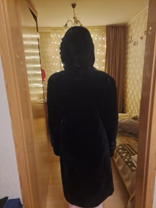 Шуба Б/У мутоновая с норковой отторочкой на капюшоне