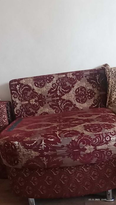 Кресло в дар бордового цвета