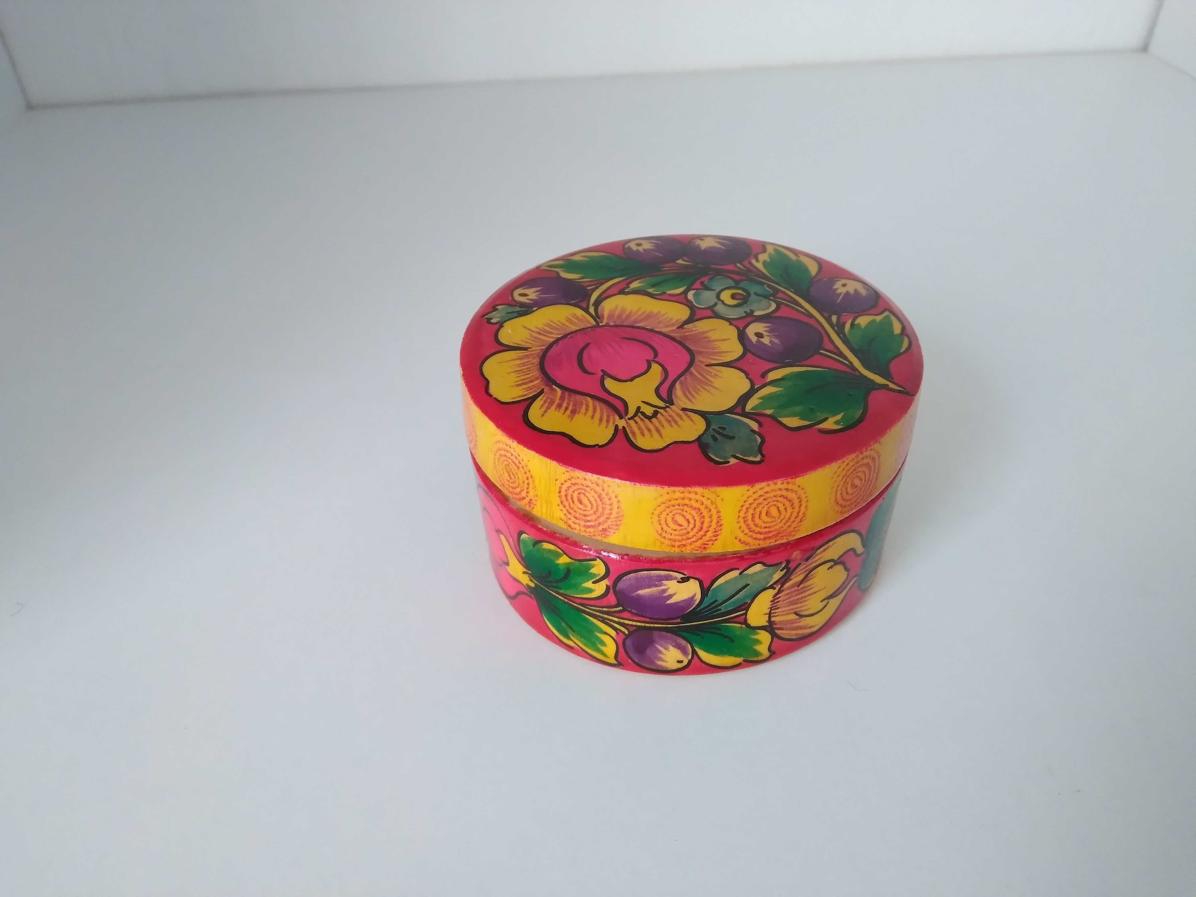 Китайско момиче в носия, руска кутийка, ретро телефон, кошничка, ваза