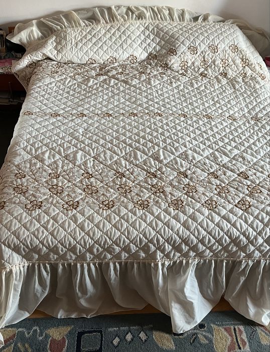 Cuvertura pat mare matlasata si  brodata