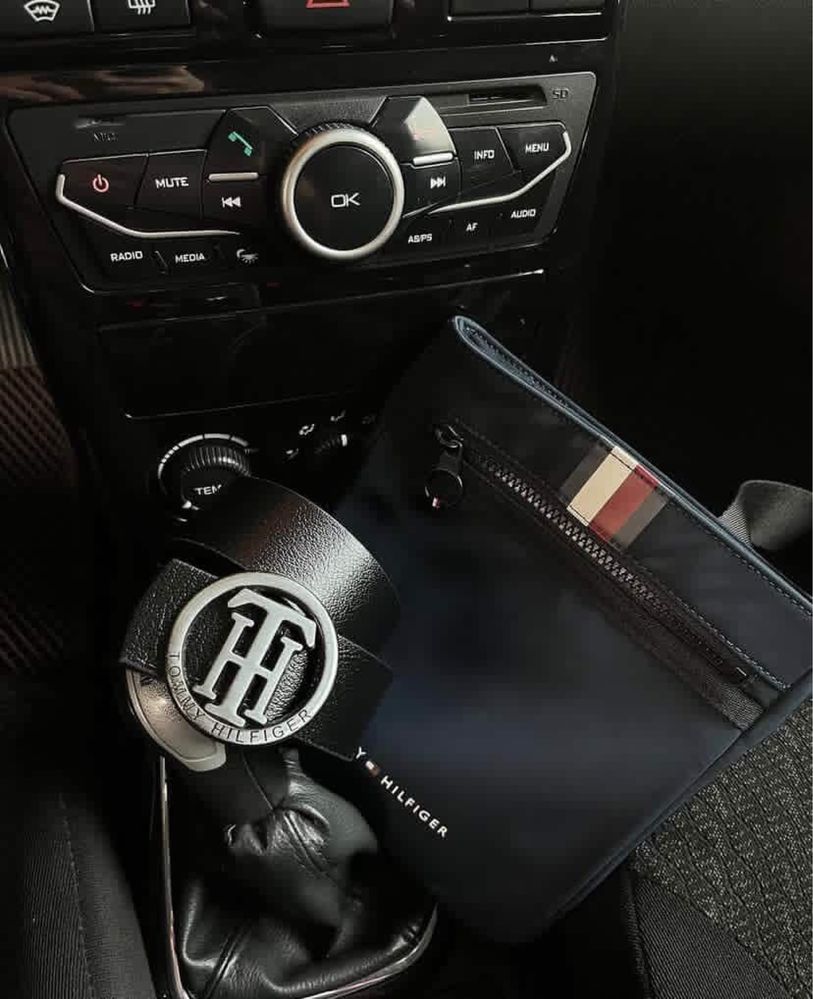 Продается барсетка  Tommy hilfiger орешинал с документом