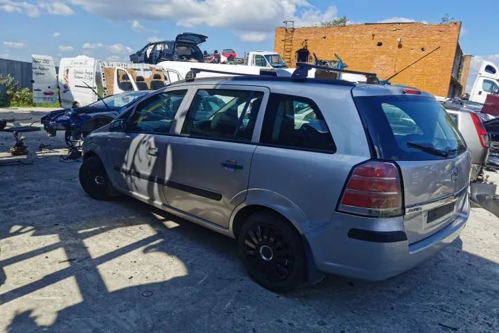 oglinda stanga dreapta scaune fata bancheta praguri etrier calaret brat fuzeta stanga dreapta Opel Zafira B motor 1.6 benzina  Z16XEP  dezmembrez