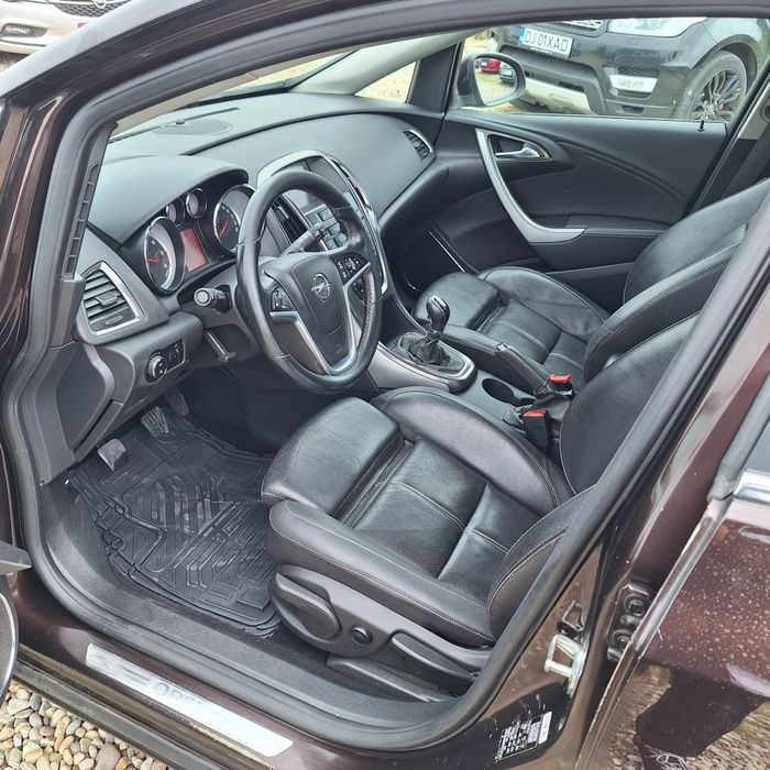 Opel Astra J 2012 motor 1.7 cdti EcoFlex model Cosmo