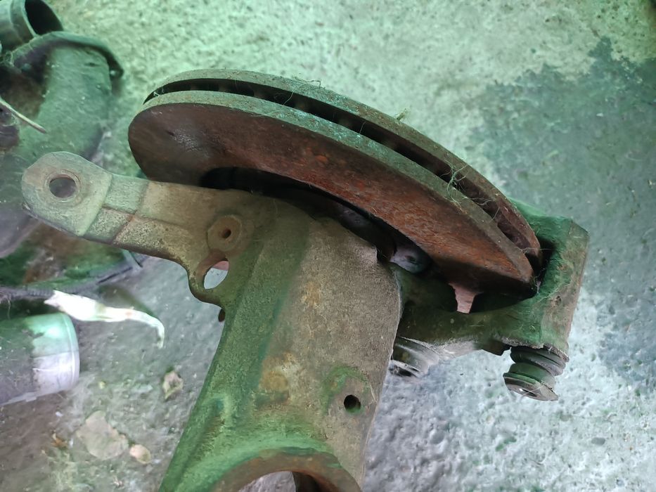 Fuzeta stânga completa cu rulment față Pegeout 206