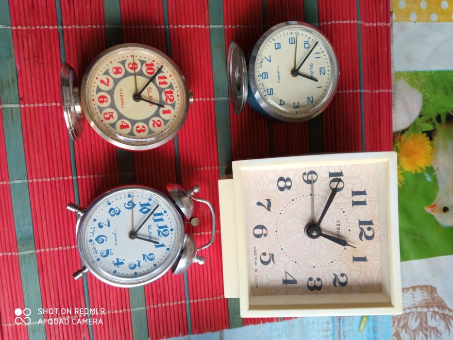 Сет от четири руски будилника Слава.