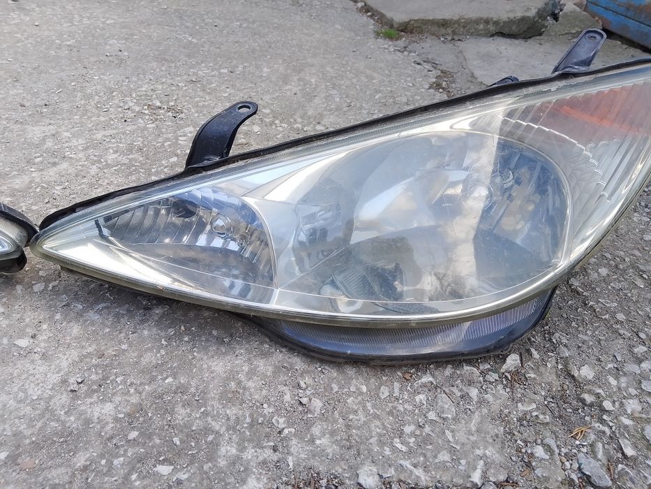 Фарове за Toyota Previa II 2000-2006 година