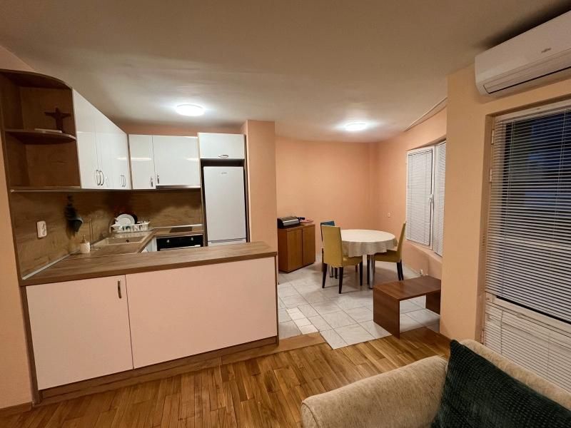 Дава се под наем Тристаен апартамент в София, Хладилника - 100 кв.м за 749 € - Снимка #1