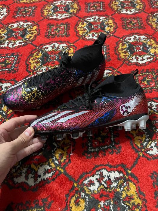 Adidas butsi profesyonallar uchun futbol oʻynash uchun