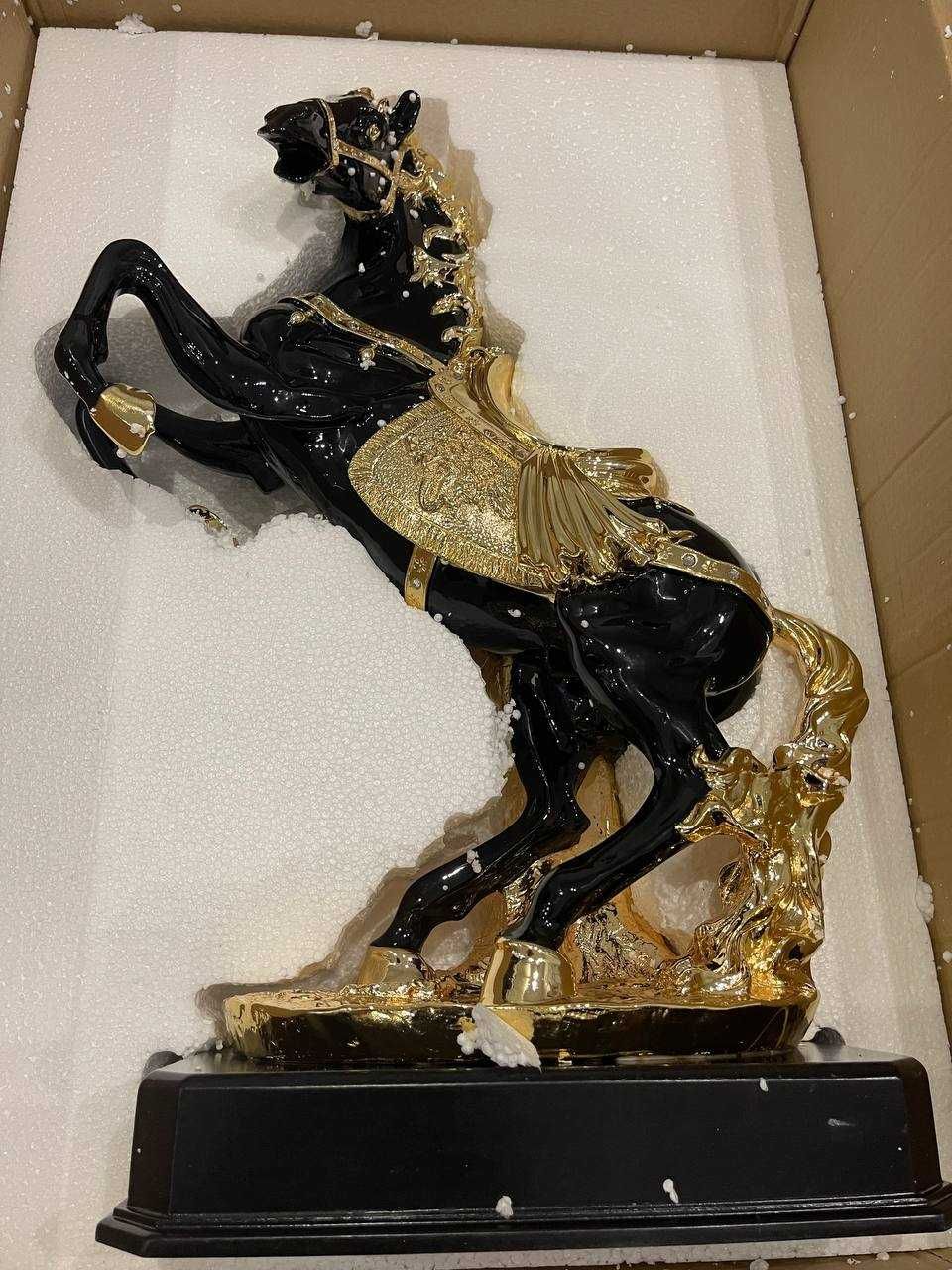 Статуэтка Черный конь с золотой сбруей.
