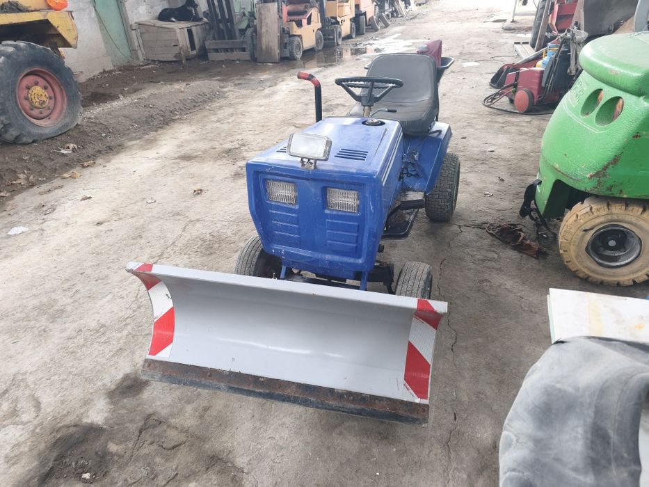 Трактор с лопата снегорин