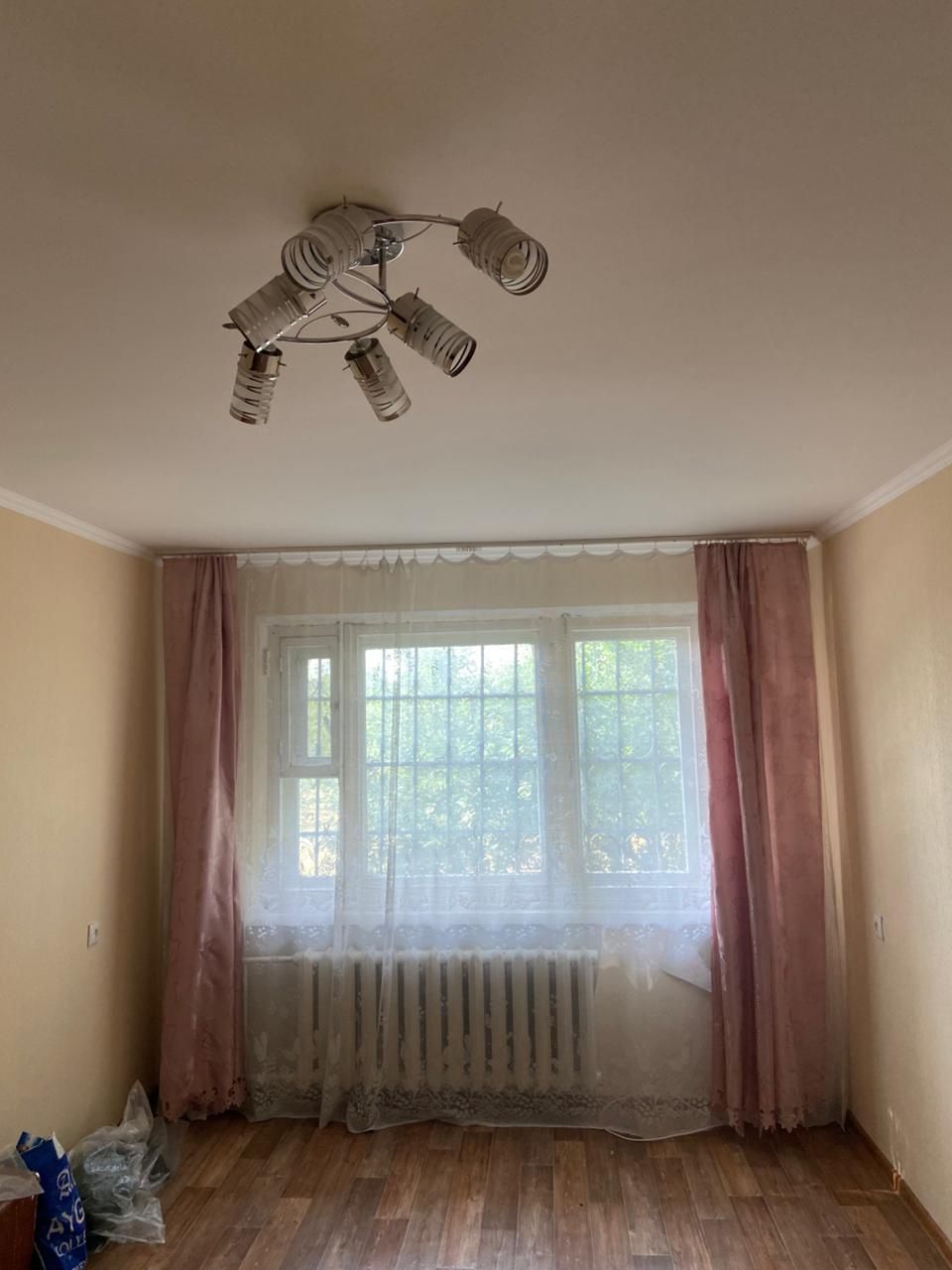 Продам 3 х комн. кварт. 4 мкр, 24 дом , 1 этаж.  Цена ниже рыночной.