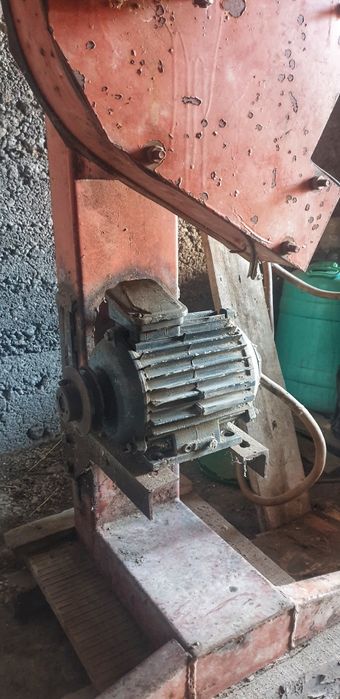 Електрическа зърнодробилка / фуражомелка