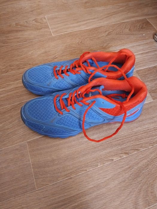 Продам фирменные кроссовки женские