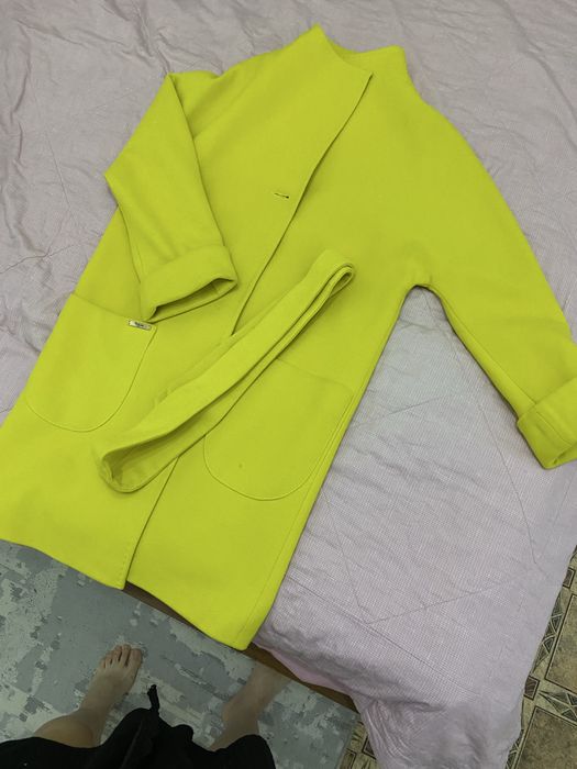 Продам драповое пальто желтого цвета новое